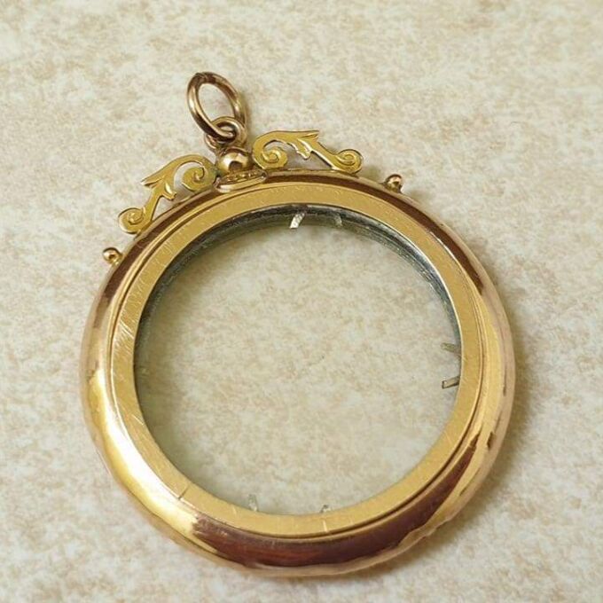 Antique Circular Glass Framed Locket in 9ct Gold