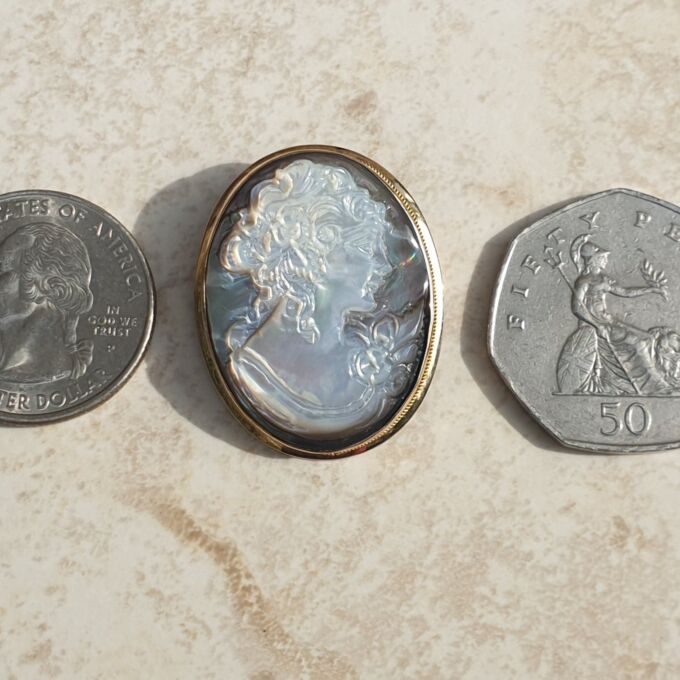 Mother of Pearl Cameo Brooch or Pendant in 9ct Gold.