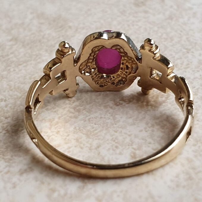 Ruby Cabochon Ring in 9ct Gold, a UK N 1/2 or a US 7 1/4