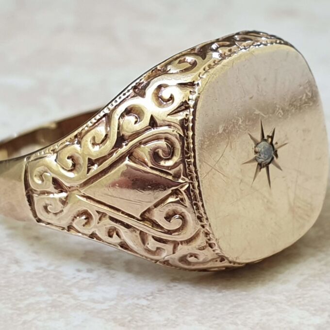 Big Ornate Signet Ring in 9ct Gold, a UK size V or a US 11.