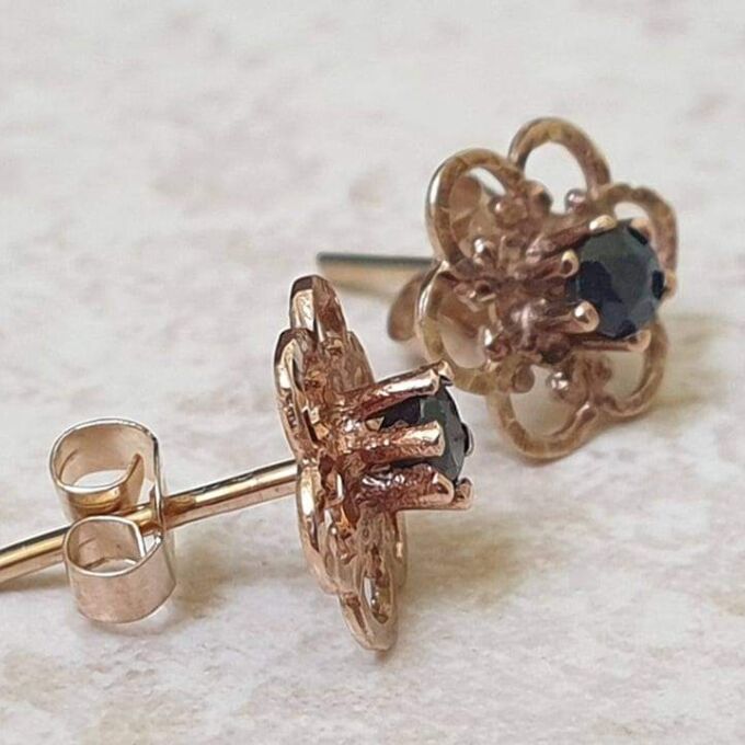 Flower Design Stud Earrings in 9ct Gold.