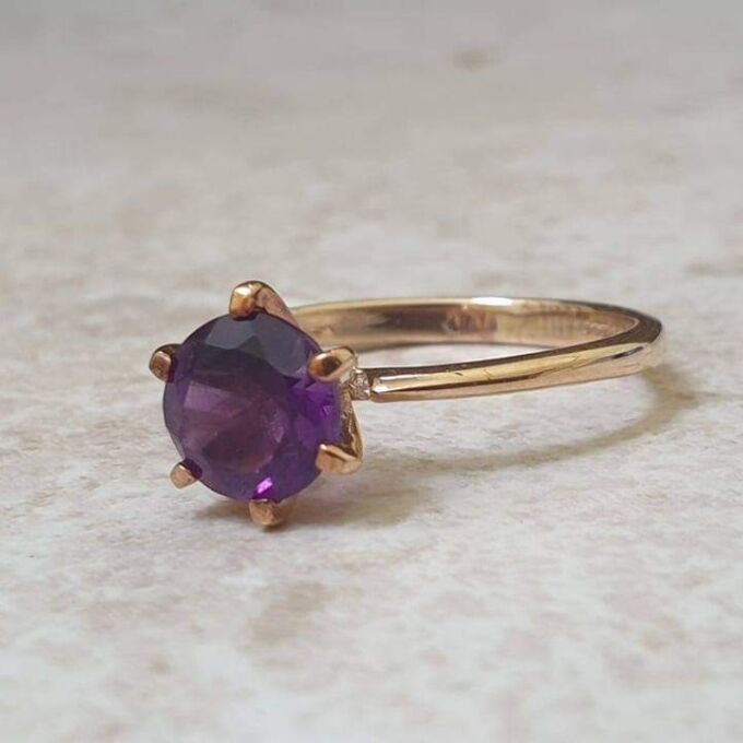 Amethyst Solitaire Ring in 9ct Gold.