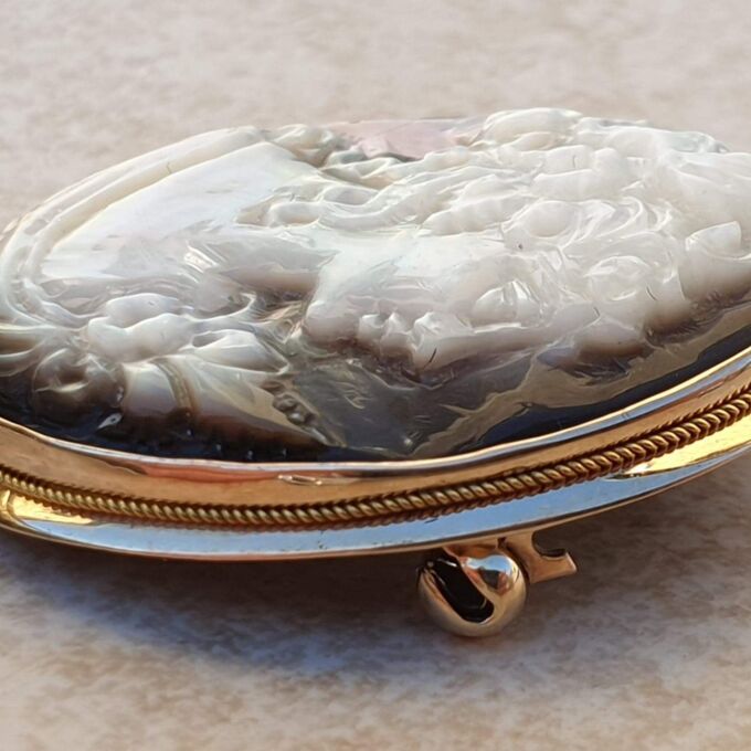 Mother of Pearl Cameo Brooch or Pendant in 9ct Gold.