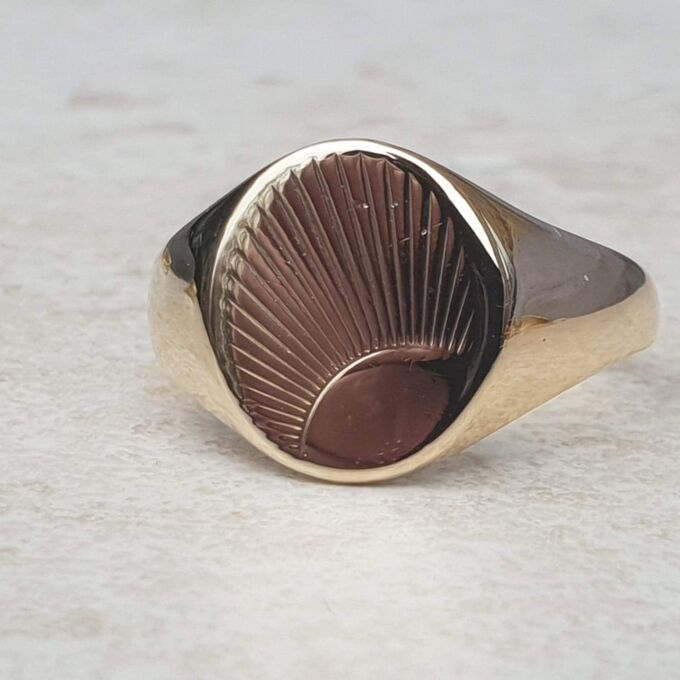 Sunburst Signet Ring in 9ct Gold, a UK S or a US 9 1/2.