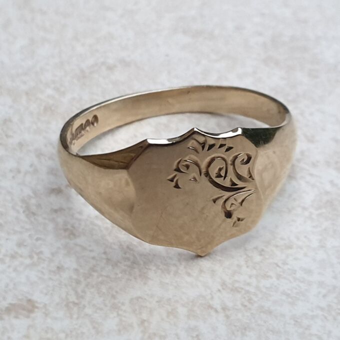 Engraved Shield Signet Ring in 9ct Gold, a UK W or a US 11 1/4