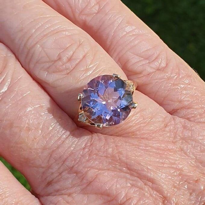 Pale Amethyst and White Topaz Ring in 9ct Gold, a UK K 1/2 or a US 5 3/4