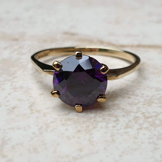 Sale – Fabulous Violet Paste Solitaire 9ct Gold Ring, a UK N 1/2 or a US 7 1/4.