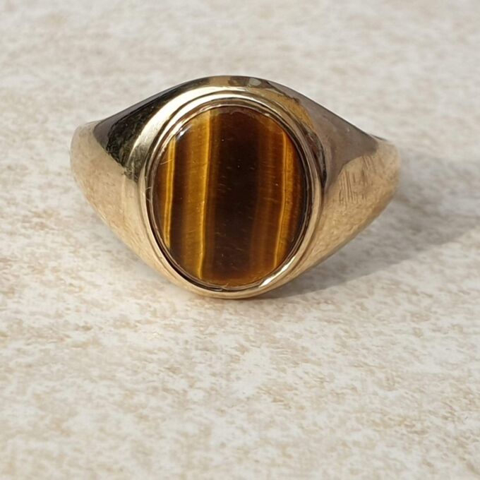 Tigers Eye Signet Ring in 9ct Gold,  a UK S 1/2 or a US 9 3/4.