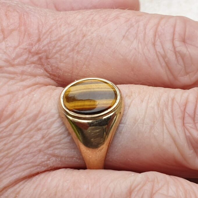 Tigers Eye Signet Ring in 9ct Gold,  a UK S 1/2 or a US 9 3/4.