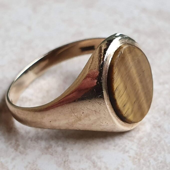 Tigers Eye Signet Ring in 9ct Gold, a UK P 1/2 or a US 8