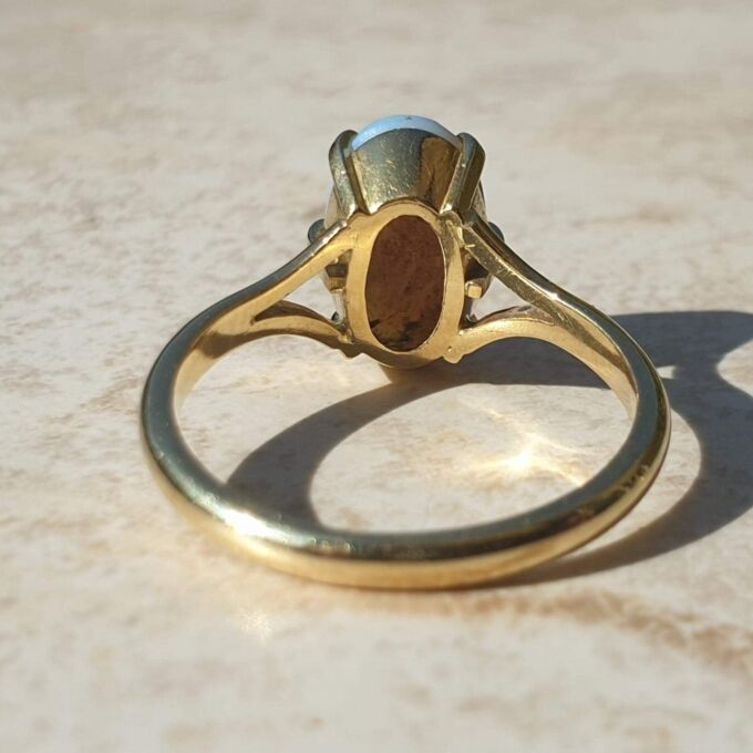 Beautiful Opal Solitaire Ring in 18ct Gold,  a UK N or a US 7.
