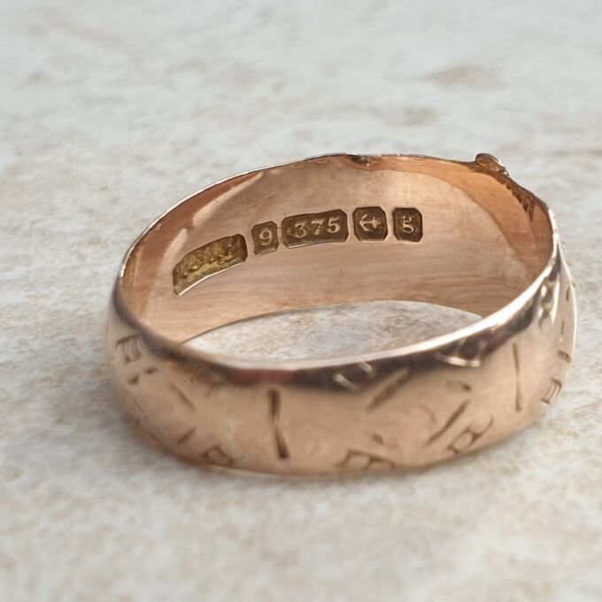 Antique Buckle or Belt Style Ring in 9ct Gold, a UK O 1/2 or a US 7 1/2