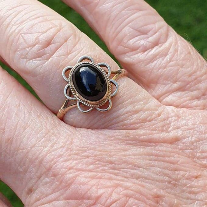 Onyx Cabochon Ring in 9ct Gold.