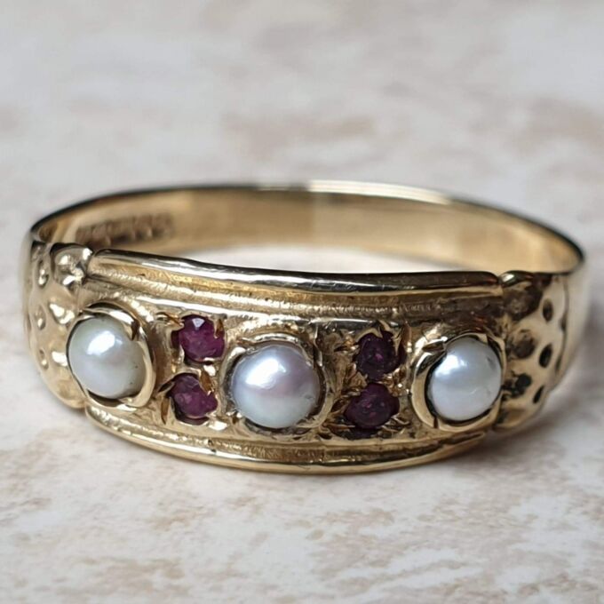 Pearl and Ruby Ring in 9ct Gold, a UK N 1/2 or a US 7 1/4.