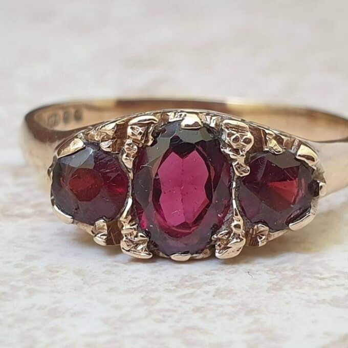 Three Stone Garnet Ring in 0ct Gold, a UK Q or a US 8 1/2
