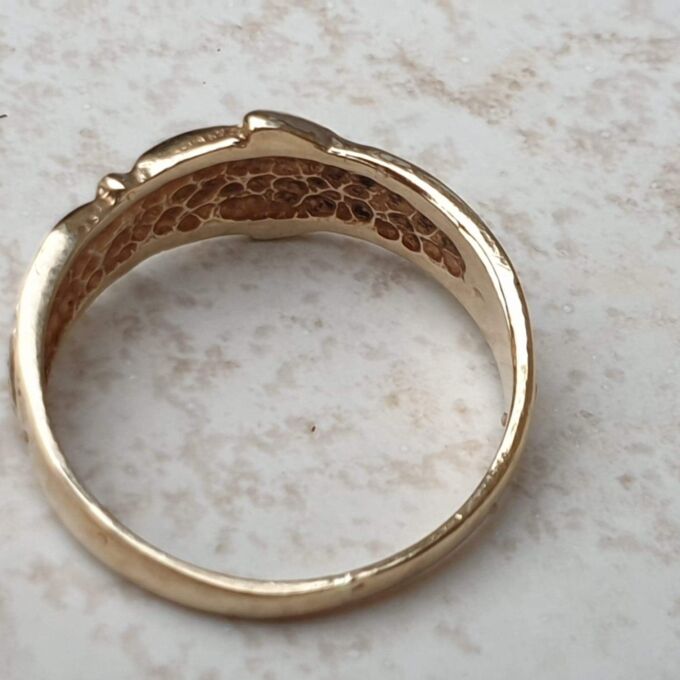 Flower Buckle Ring in 9ct Gold, a UK J 1/2 or a US 5 1/4