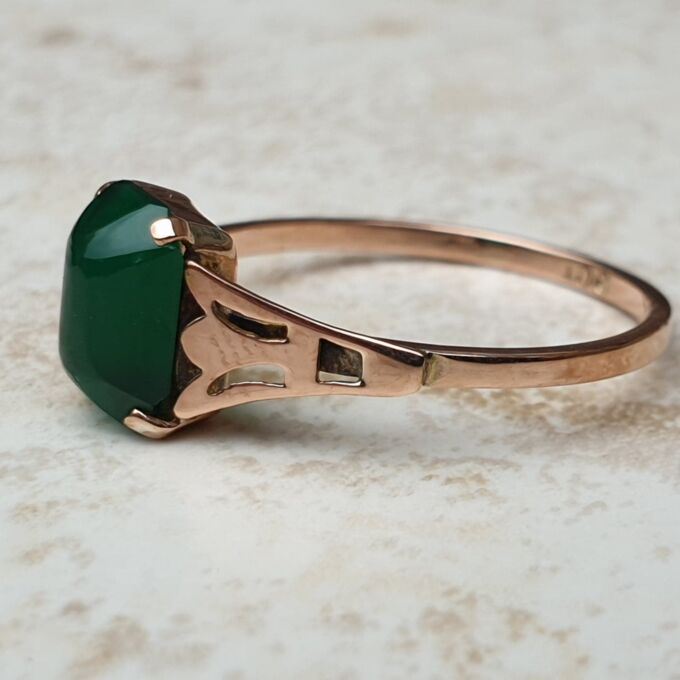 Vintage Chrysoprase Solitaire Ring in 9ct Gold, a UK M or a US 6 1/2