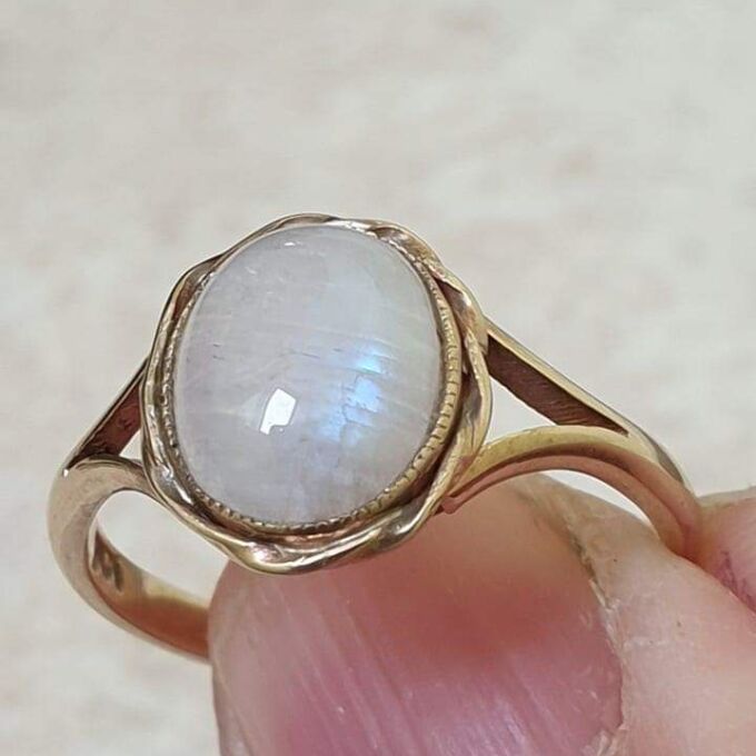 Oval Moonstone Ring in 9ct Gold, a UK O 1/2 or a US 8