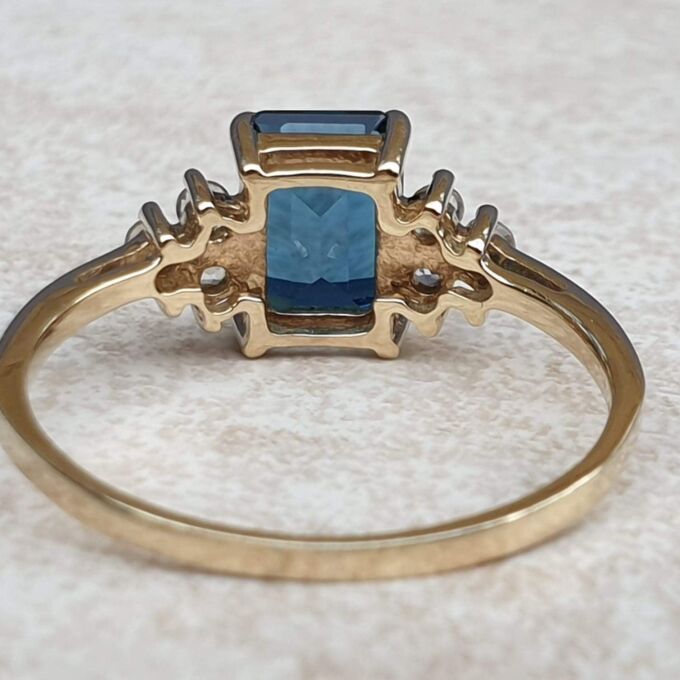 Topaz Ring in 9ct Gold,  a UK Q 1/2 – R or a US 8 3/4.