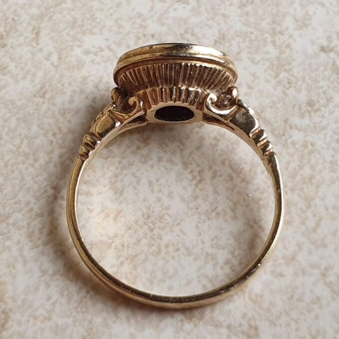 Masonic Ring in Onyx and 9ct Gold, a UK M 1/2 or a US 6 3/4