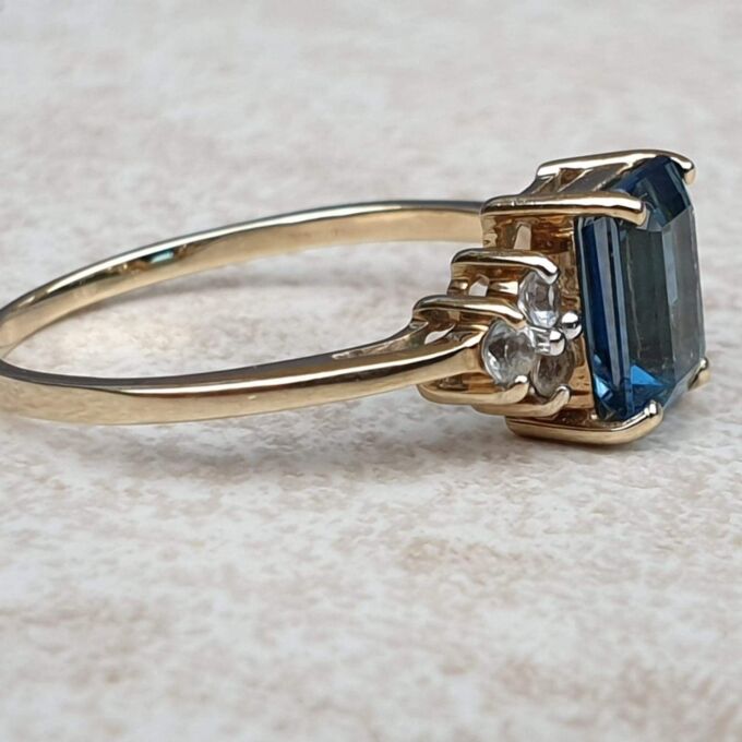 Topaz Ring in 9ct Gold,  a UK Q 1/2 – R or a US 8 3/4.