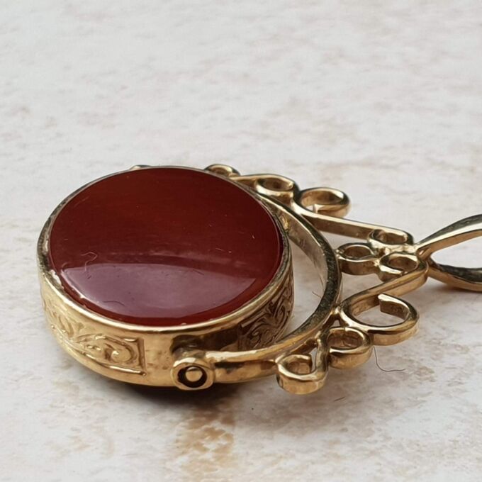 Carnelian and Onyx Spinner Fob in 9ct Gold