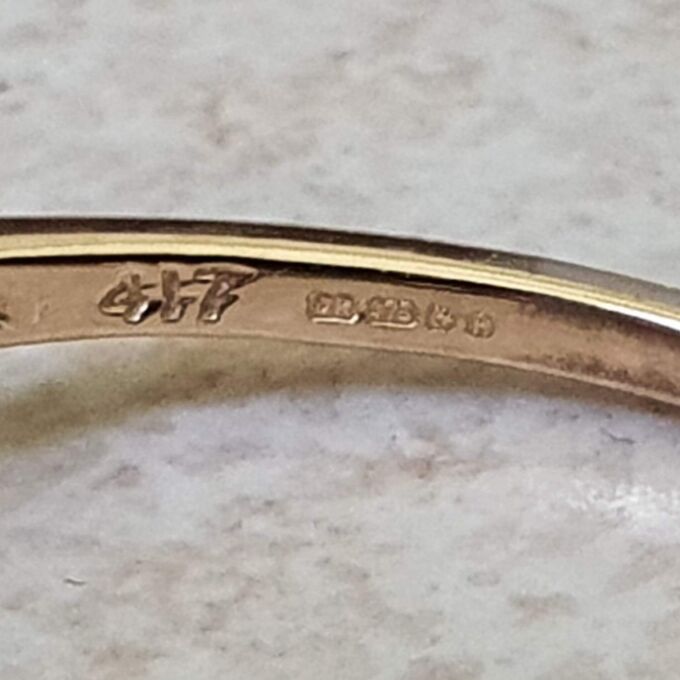 Faux Black Pearl Ring in 9ct gold.