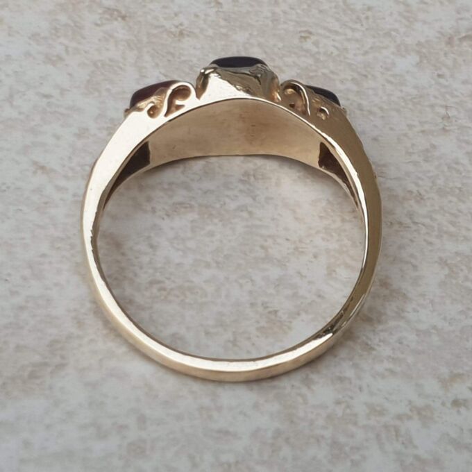 Garnet Cabochon Ring in 9ct Gold,  a UK N 1/2 or a US 7.