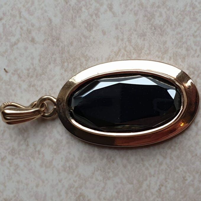 Oval Hematite Pendant in 9ct Gold.