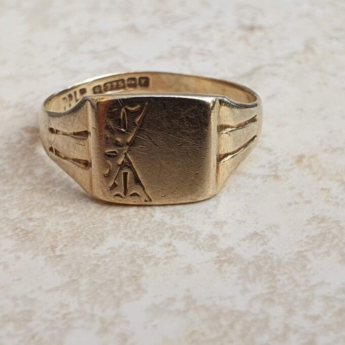 Square Signet Ring in 9ct Gold, a UK J or a US 5