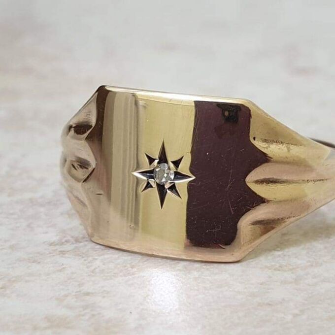 Diamond Set Signet Ring in 9ct Gold, a UK U or a US 10 1/2