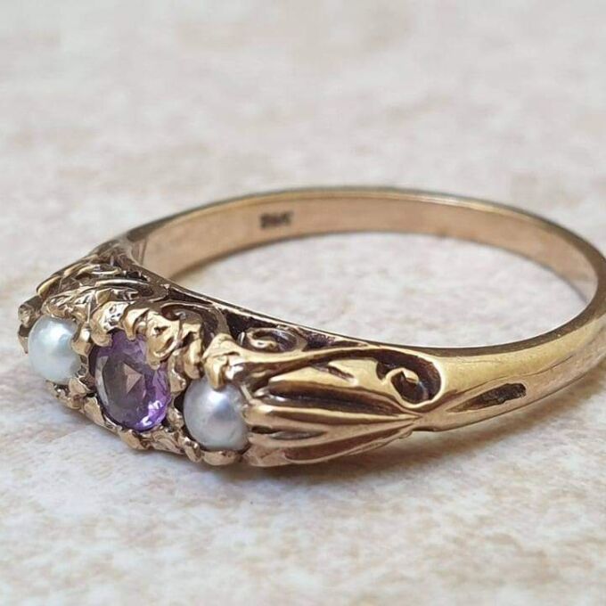 Amethyst and Pearl Ring in 9ct Gold, a UK K or a US 5 1/2