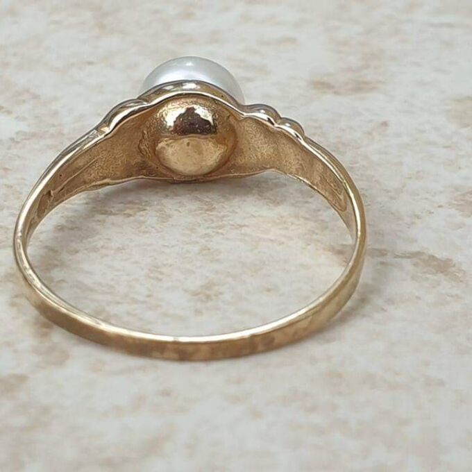 Pearl Solitaire Ring in 9ct Gold.
