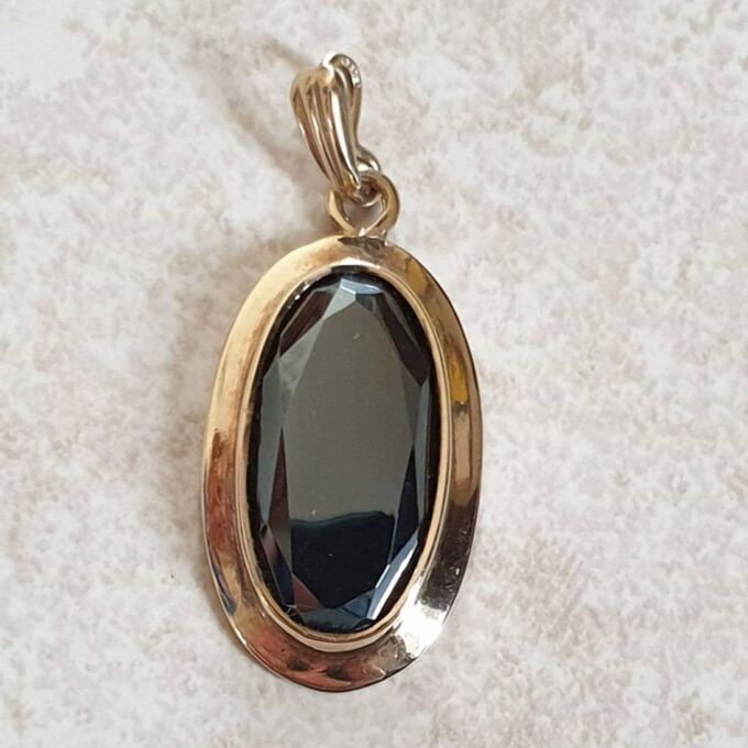 Oval Hematite Pendant in 9ct Gold.