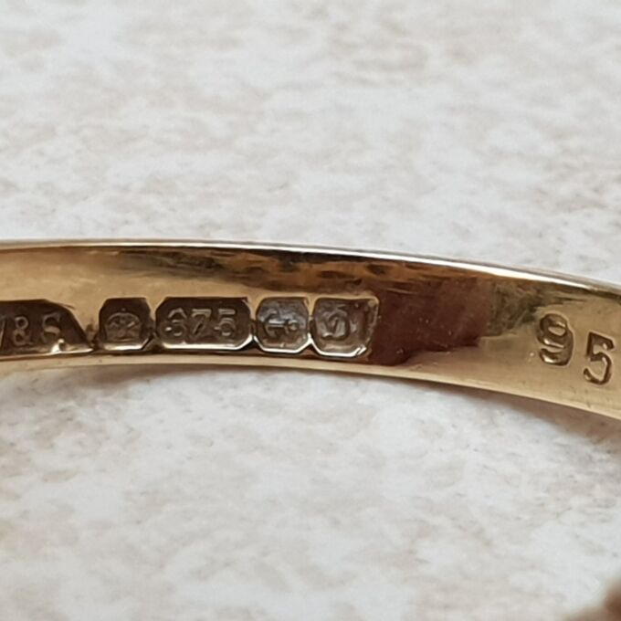 Gorgeous Garnet Chevron Wishbone Ring in 9ct Gold, a UK L 1/2 or a US 6 1/4.