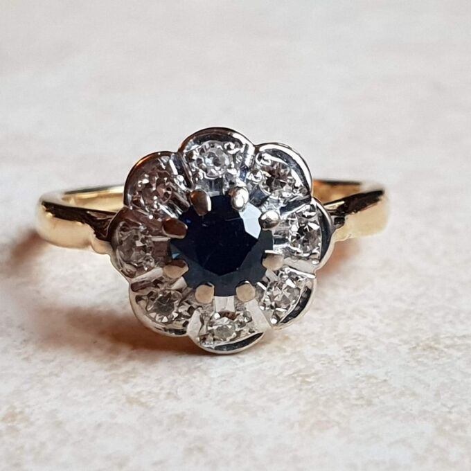 Antique Sapphire and Diamond Daisy Ring in 18ct Gold, a UK I 1/2 or a US 4 3/4.