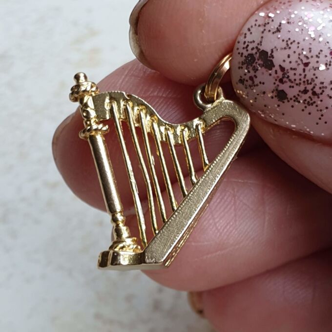 Vintage Harp Pendant in 9ct Gold.