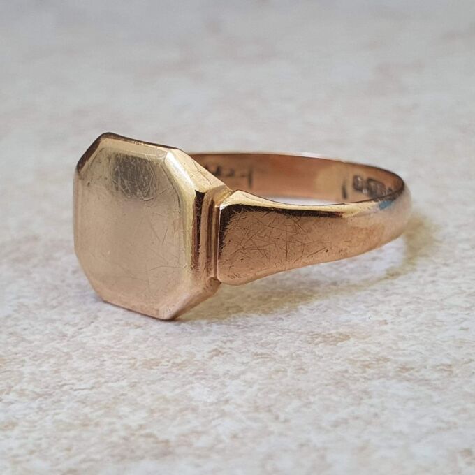 Plain Signet ring in 9ct Gold.