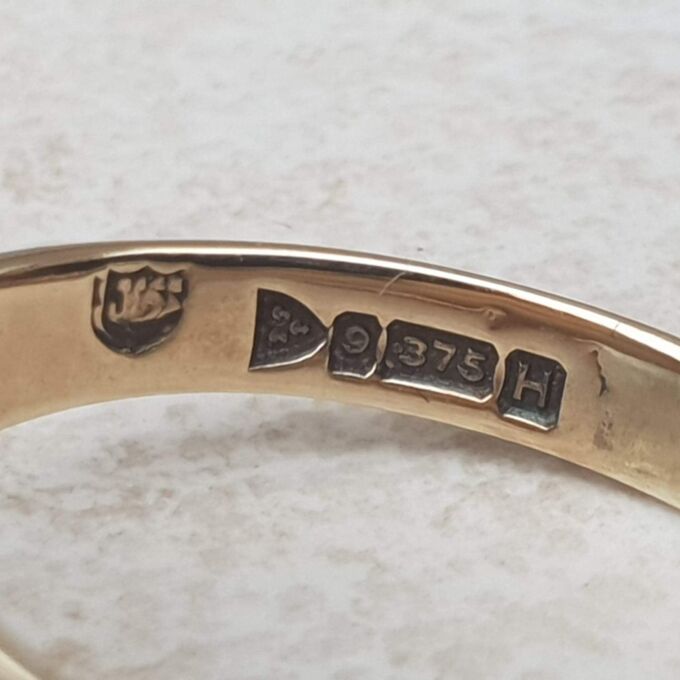 Sunburst Signet Ring in 9ct Gold, a UK S or a US 9 1/2.