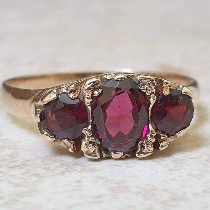 Three Stone Garnet Ring in 0ct Gold, a UK Q or a US 8 1/2