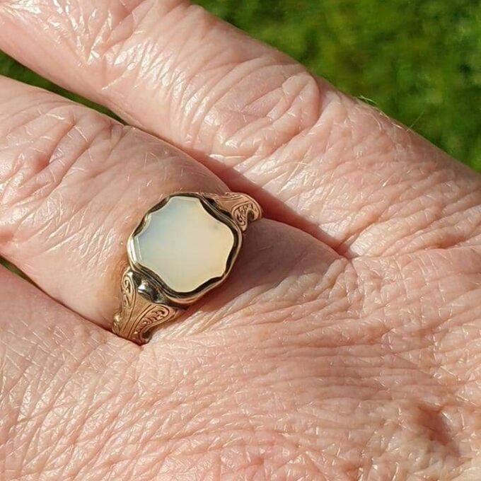 Antique Shield Ring in 9ct Gold, a UK L or a US 6 1/4