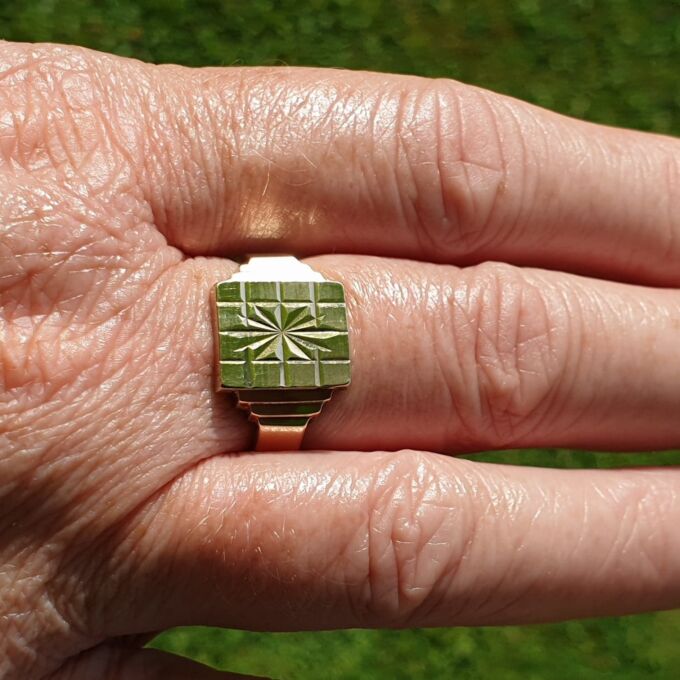 Heavy Checkerboard Design Signet Ring in 9ct Gold, a UK O or a US 7 1/2.