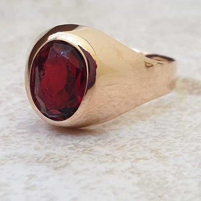 Red Paste Signet Ring in 9ct Gold,  a UK J or a US 5 1/4