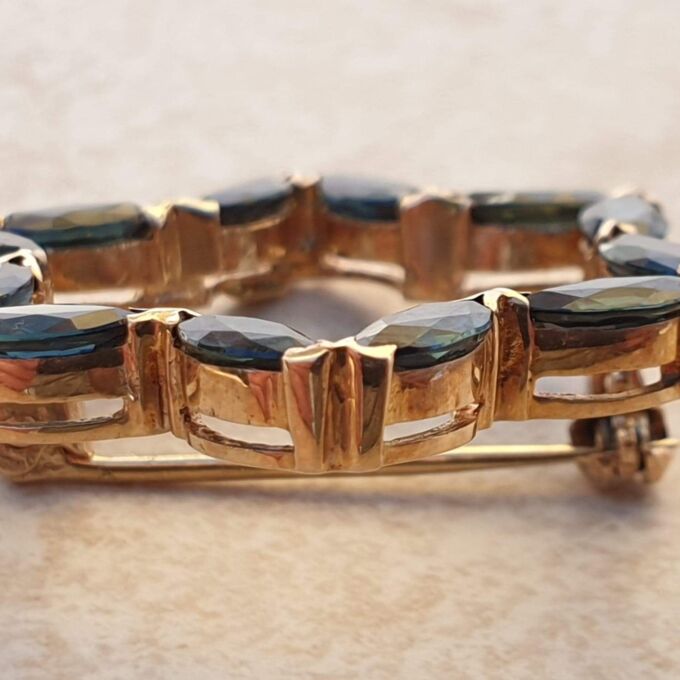 Star Design Sapphire Brooch in 9ct Gold.