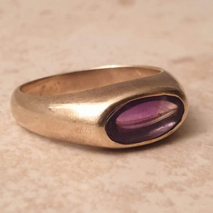 Oval Amethyst Signet Ring in 9ct Gold, a UK H 1/2 or a US 4 1/4
