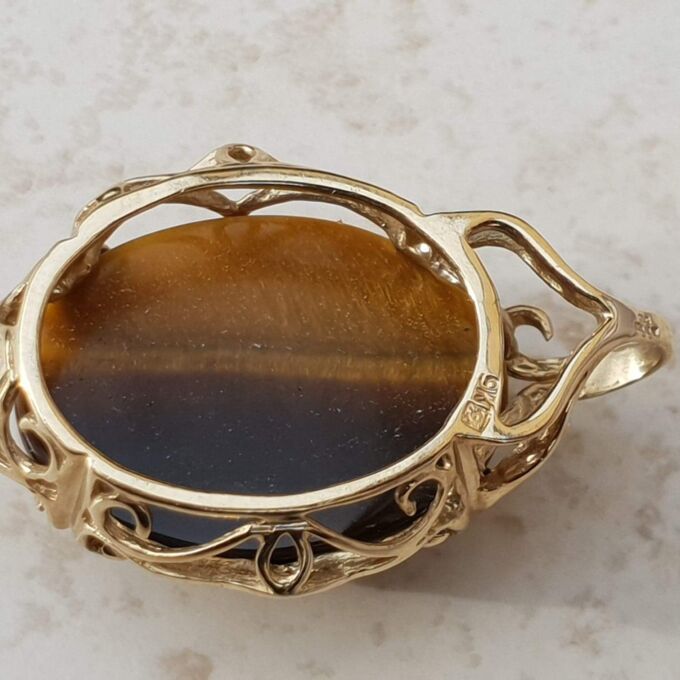 Striking Tigers Eye Pendant in 9ct Gold.