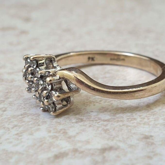 Diamond Twin Daisy Crossover Ring in 9ct Gold, a UK M or a US 6 1/4