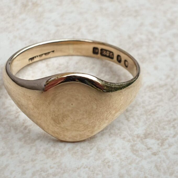 Classic Vintage Signet Ring in 9ct Gold, a UK L or a US 6