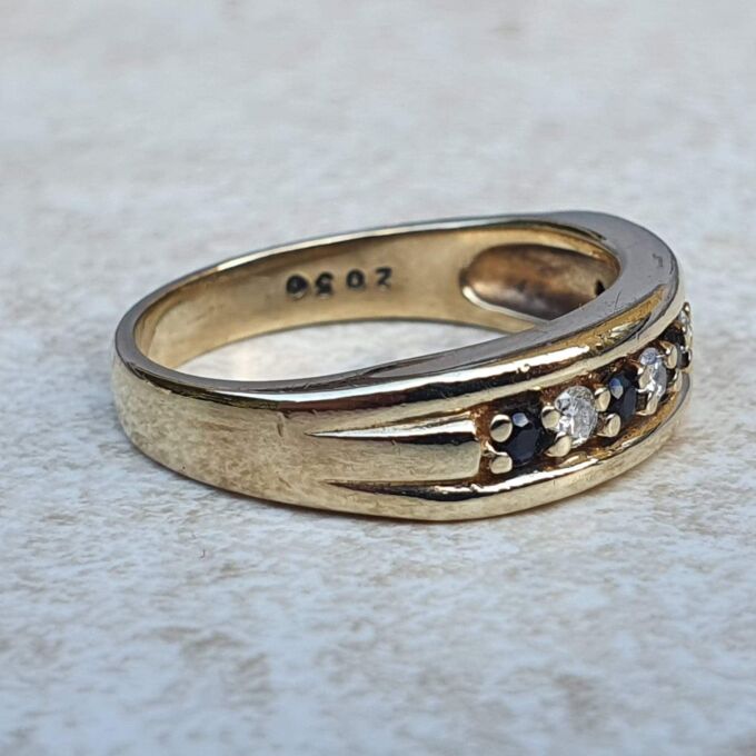 Sapphire & Diamond Ring in 9ct Gold, a UK