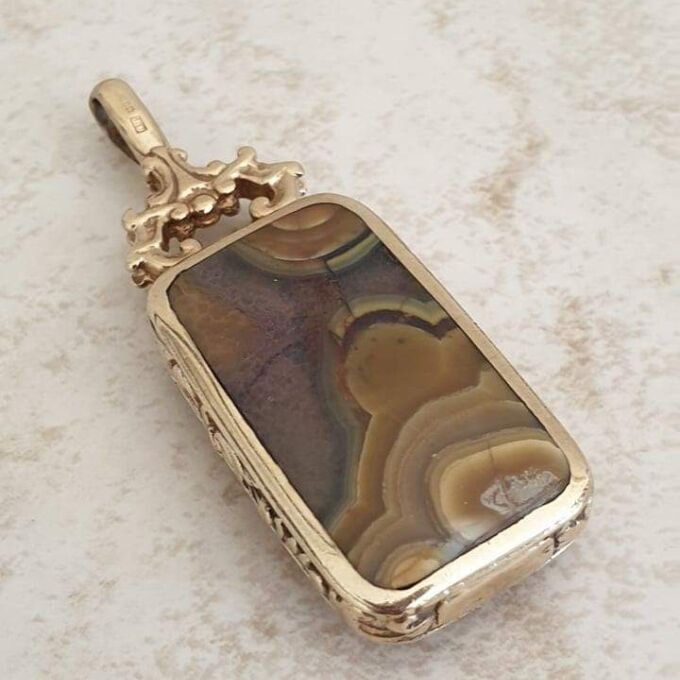 Substantial Double Sided Agate Pendant in 9ct Gold